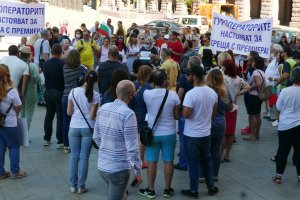 Туроператори и туристически агенти протестираха пред Министерския съвет тъй като