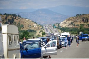 Опашката от автомобили които се опитват да преминат граничен пункт Кулата