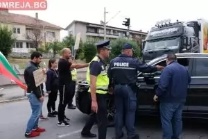 Активист на ГЕРБ опита да мине с джипа си върху протестиращи
