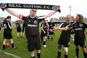 Ел Готико: Пиянски облог ражда най-чудноватия футболен мач
