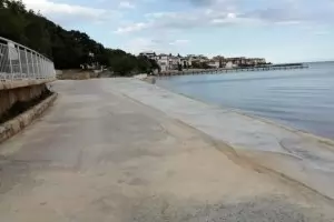 Кабинетът прекрати концесията на бетонирания плаж "Робинзон"