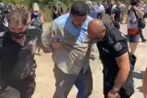 Под полицейски ескорт протестиращите се добраха до плажа на Доган