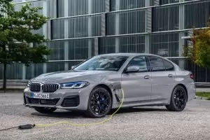 Новият хибрид на BMW харчи едва 2,4 л/100 км