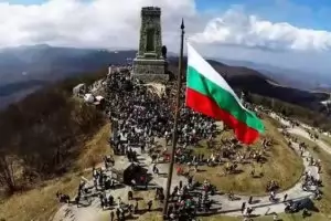 Ритуалът на Шипка пак е отменен, 
но Радев и Караянчева ще са там