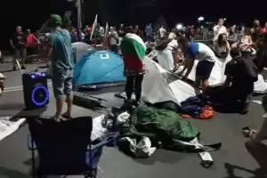 Полицията разчисти със сила блокирания снощи мост в Пловдив