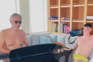 Андреа Бочели пя за футболист на "Интер"