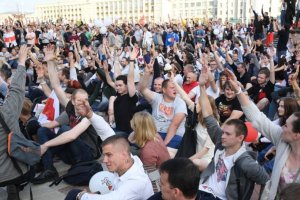 Здравните специалисти в момента са в центъра на кризата с