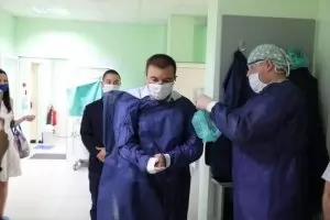 Проверка или вечеринка? Министър инспектира болници