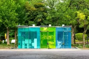 Архитектурен гений постави прозрачни паркови тоалетни в Токио 