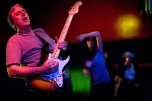 Почина китарист на "Ред хот чили пепърс"