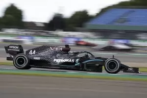 Хамилтън взе 87-а победа във Формула 1 със спукана гума