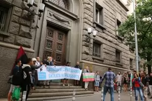 Протестиращи блокираха входа към ЦИК