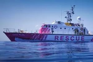 Спасиха над 250 бежанци от розовата яхта на Банкси