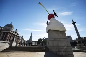 Паметник с черешка се издигна край генералите на лондонския Трафалгар