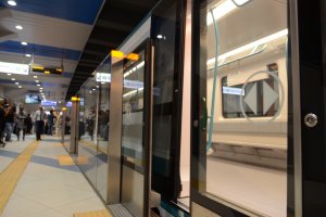 Временно е спряно движението на третата линия на метрото в