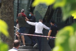 Задържани са двамата млади мъже които предизвикаха напрежение и стълкновения по