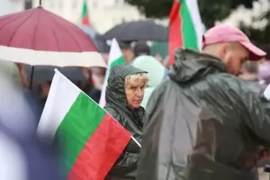 Въпреки бурята протестите в София продължават