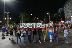 Протестите оставката и предсрочните избори се подкрепят макар още да