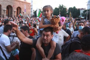 Довечера елате с книга това ни дели призова Отровното трио