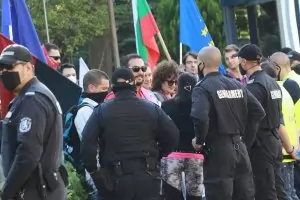 Напрежение пред парламента между протестиращи и полицаи (ГАЛЕРИЯ)