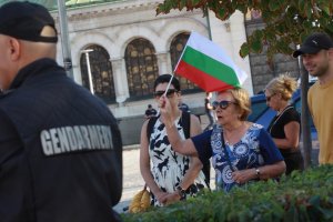 Въпреки бурните събития и полицейското насилие предния ден протестиращите срещу