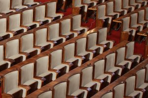 В условия на засилени демонстрации срещу управляващите и скандирания Оставка