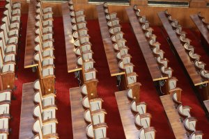 Депутатите гласуваха днес решение с което отложиха пленарното си заседание