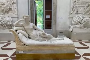 Турист счупи ценна статуя, за да си направи селфи