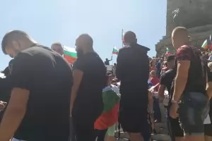Четирима мъже и една жена се барикадираха в паметника на Шипка