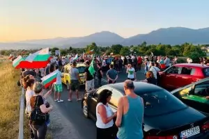 Втори ден пътят към АМ Тракия край Стара Загора е блокиран