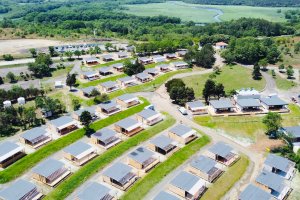 Брегът на юг от Китен е изключително красив Скали затискат