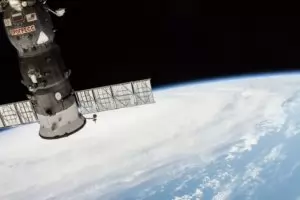 Екипажът на МКС отново издирва откъде изтича въздух в космоса