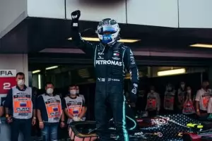 Две наказания спряха Хамилтън за изравняване на рекорда на Шумахер