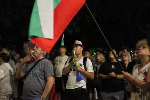 Протестиращи блокираха движението по столичния булевард Дондуков пред сградата на