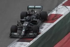 Хамилтън потегля от полпозишън към рекорда на Шумахер