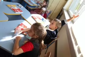 Маските стават задължителни в час от пети клас нагоре