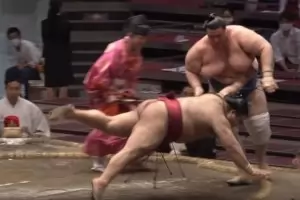 Аоияма допусна нелепа загуба в 7-ия ден на "Аки башо"