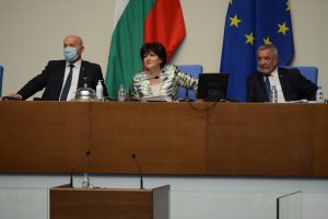 Димът от последната битка между управляващите и опозицията се разсея