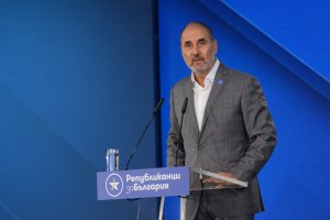 Хора се уволняваха от министрите в услуга на една или