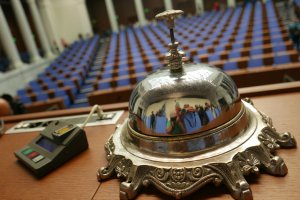 След неколкократни неуспешни опита да съберат кворум за да започнат