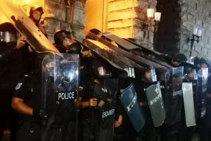 Управляващите откриха поредна възможност за очерняне на снощния протест в