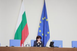 Депутатите обсъждат в пленарната зала на Народното събрание искането на