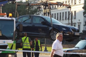 От средата на октомври залепен стикер на прозореца на колите