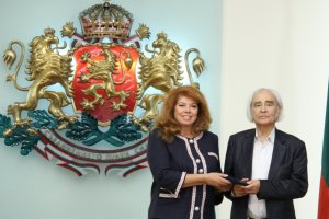 Големият български писател акад Антон Дончев бе удостоен от вицепрезидента