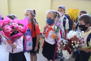 Първият учебен ден завърши с новината за трима педагози в