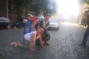 Полицията изведе насила протестиращите които цял ден бяха в сградата