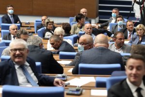 Здравният министър Костадин Ангелов позволи на депутатите да са в