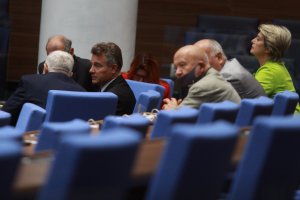 След като миналата на депутатите да ходят без предпазни маски