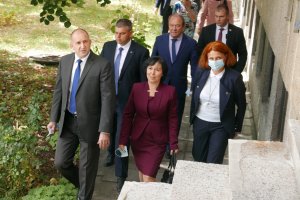 Политическият дневен ред е толкова наситен даже критичен че не