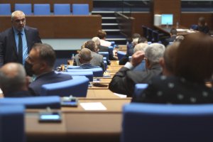 Всеки законопроект който се разглежда в пленарната зала на Народното